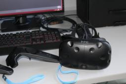 Le casque de VR et l'écran d'ordinateur