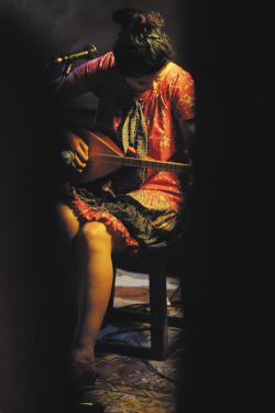 Canan Domurcakli qui joue du saz, un instrument à cordes de la famille des luths